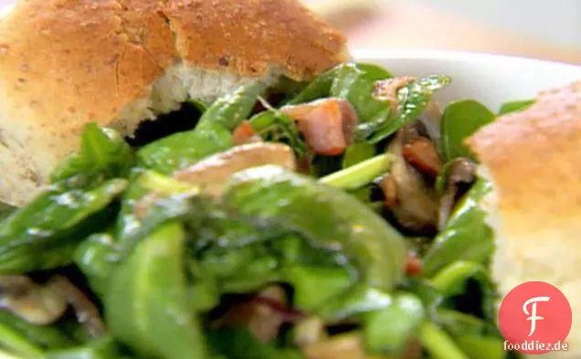 Spinatsalat mit warmem Speck und Apfelessig-Dressing