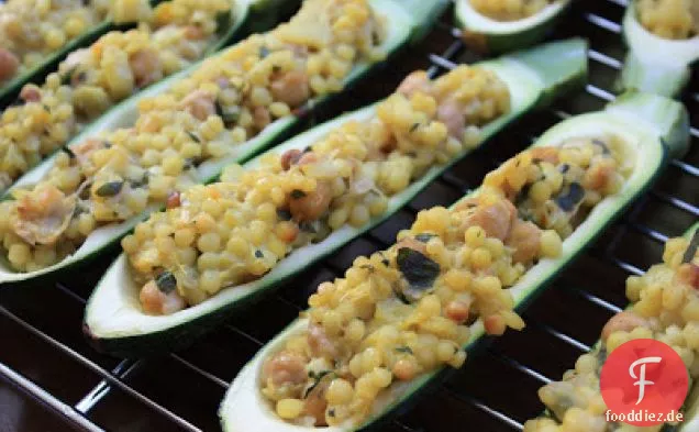 Zucchini gefüllt mit Kichererbsen und israelischem Couscous