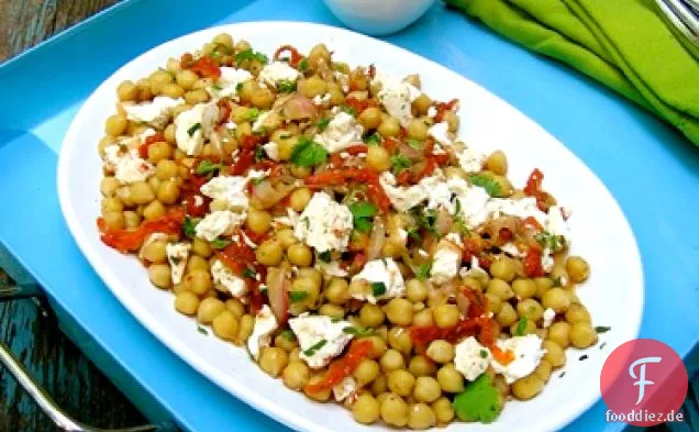 Kichererbsensalat mit getrockneten Tomaten, Feta und einer Handvoll Kräutern