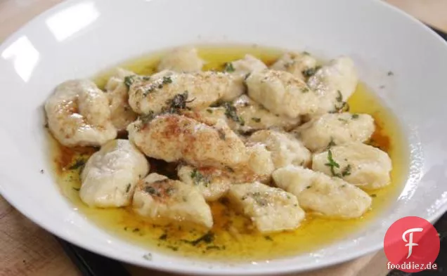 Mascarpone-Zitronen-Gnocchi mit Butter-Thymian-Sauce