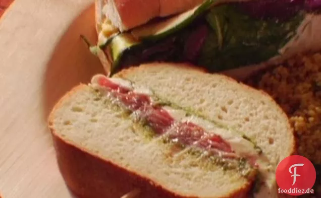 Sandwiches mit Mozzarella, Schinken, Pesto und Pflaumentomaten