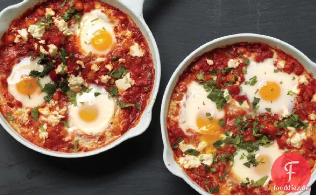 Pochierte Eier In Tomatensauce Mit Kichererbsen Und Feta