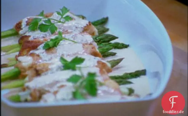 Kalbscaloppine mit Spargel und Pfifferlingsrahmsauce