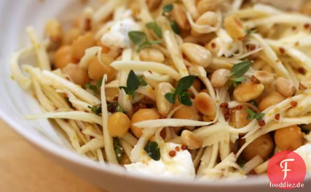 Pastinaken-, Kichererbsen- und Ziegenkäsesalat