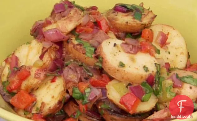 Gegrillter neuer Kartoffelsalat mit Paprika und Zwiebeln