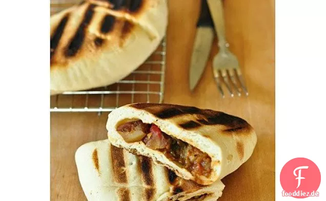 Fladenbrot gefüllt mit Currykartoffeln, Spinat und Kichererbsen