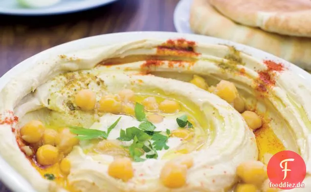 Israelischer Hummus mit Paprika und Ganzen Kichererbsen