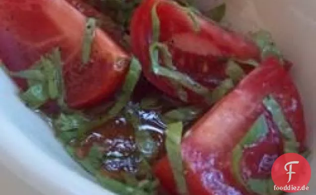 10 Minuten Tomaten-Basilikum-Salat
