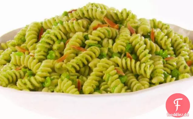 Fusilli mit Erbsenpesto und geräuchertem Mozzarella