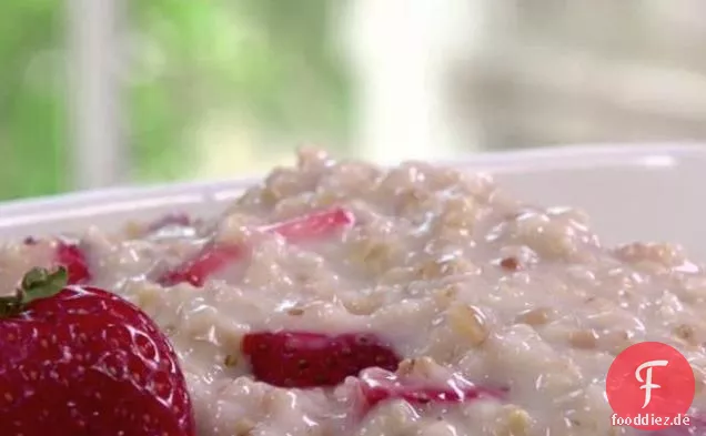 Stahlgeschnittener Hafer mit Bananen und Erdbeeren