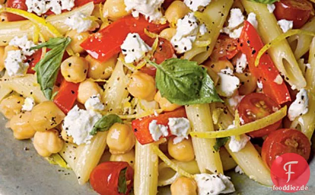Penne mit Kichererbsen, Feta und Tomaten