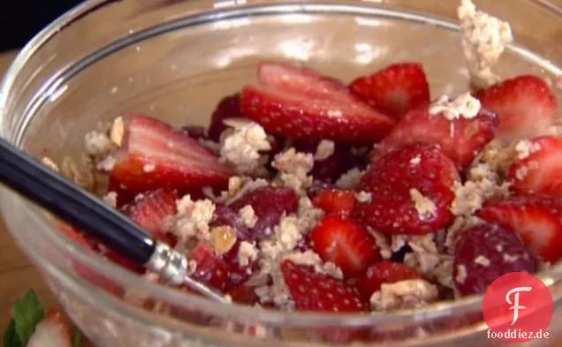 Hausgemachtes Müsli mit roten Beeren