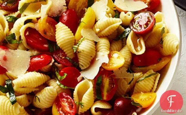Muscheln mit basilikum, Tomaten und Knoblauch