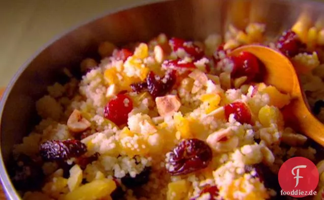 Süßer Couscous mit Nüssen und Trockenfrüchten