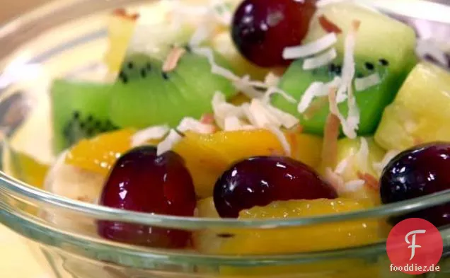 Tropischer Obstsalat mit Honig und Limette