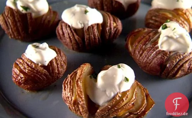 Knoblauch-Hasselback Kartoffeln mit Kräuter-sauerrahm