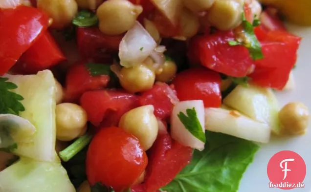 Kichererbsen-, Tomaten- und Gurkensalat