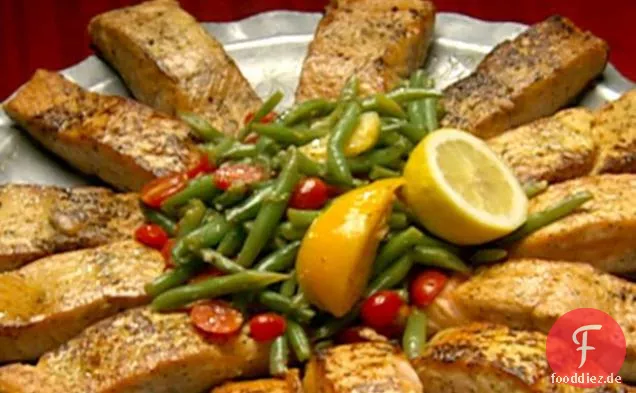 Pfanne gebratener Lachs mit Haricots Verts Salat