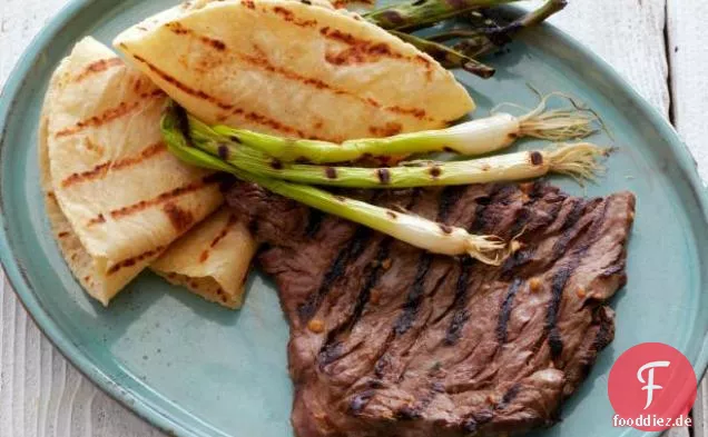 Mariniertes Rocksteak im koreanischen Stil mit gegrillten Jakobsmuscheln und warmen Tortillas