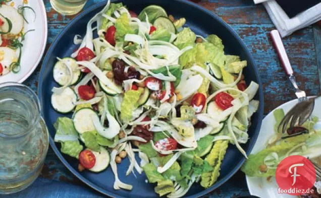 Schichtsalat mit geröstetem Knoblauchdressing