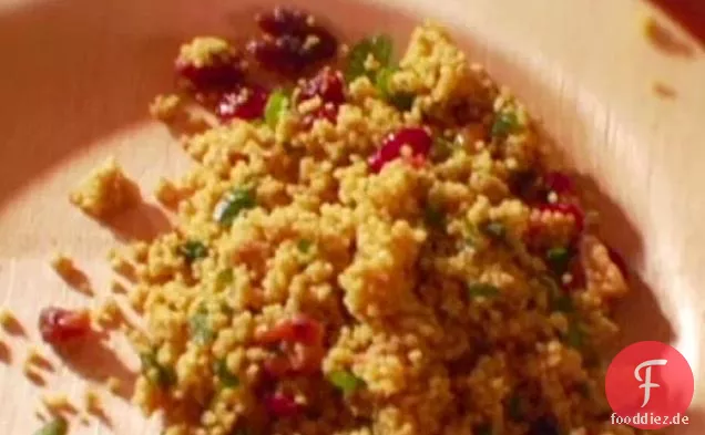 Curry-Couscous-Salat mit Getrockneten Süßen Preiselbeeren