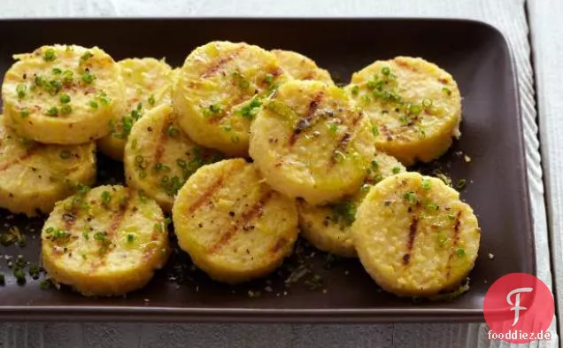 Gegrillte Kichererbsen-Polenta-Kuchen mit Schnittlauchöl und Zitrone