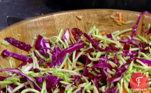 Brokkoli und Rotkohl Slaw