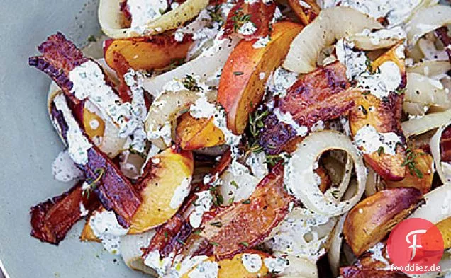 Gegrillter Pfirsich-Zwiebel-Speck-Salat mit Buttermilchdressing