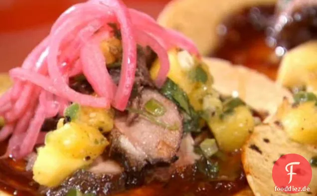 Tamarinde glasierte Enten-Tacos mit gegrilltem Ananas-Relish und eingelegten Zwiebeln