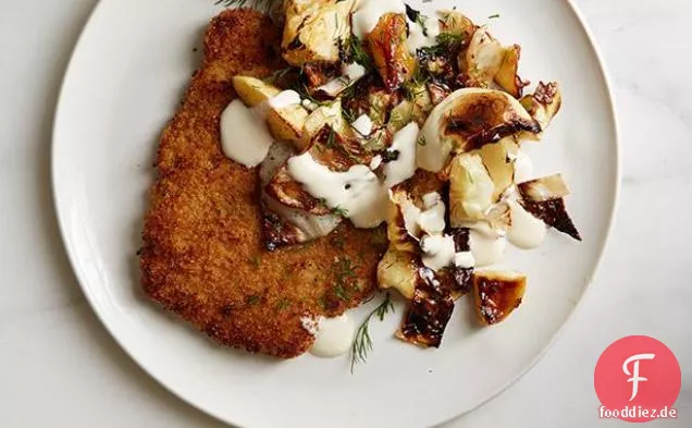 Panierte Schweinekoteletts mit warmem Apfel-Kohl-Slaw