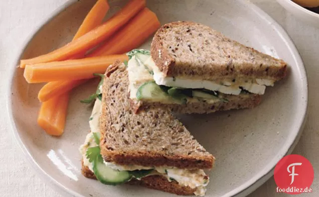 Hummus-Feta-Sandwiches auf Vollkornbrot