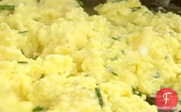 Cremige Eier mit irischem Käse und Schnittlauch