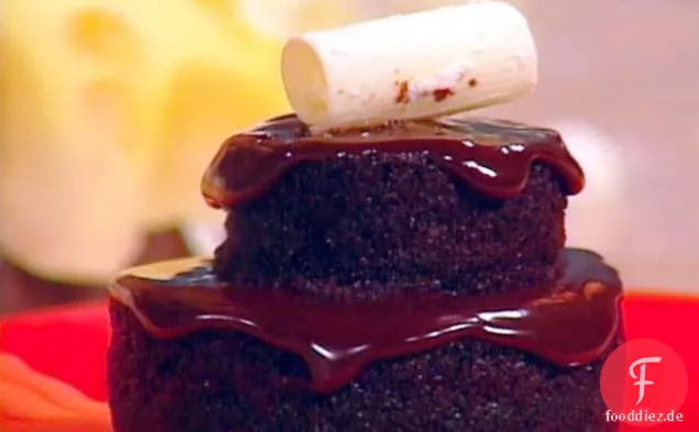 Schokoladen-Black-Out-Kuchen mit Ganache-Nieselregen