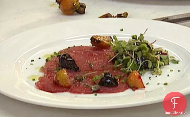 Thunfisch-Carpaccio mit gerösteten Baby-Rüben und Zitrus gepresstem Olivenöl