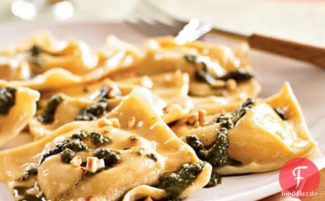 Kichererbsen-Ravioli mit Basilikum-Pesto und Haselnüssen