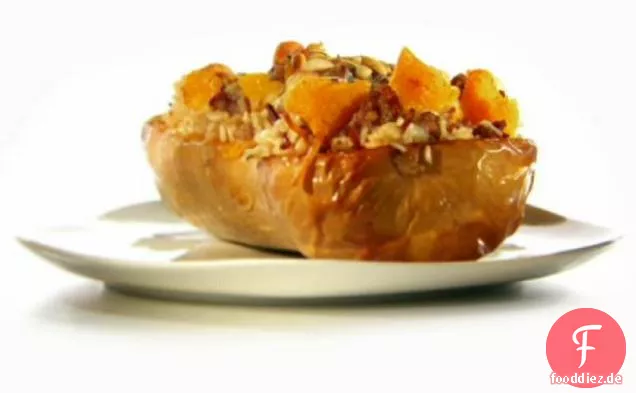 Geröstete Butternut-Boote gefüllt mit Wurst, gerösteten Nudeln und Reis