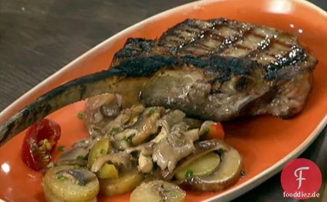 Gegrilltes Kalbskotelett mit Fingerlingen, Pilzen und Kirschpaprika
