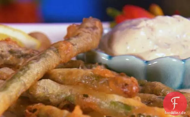 Bier zerschlagen Spargel mit einer Zitrone Herbed Dip-Service