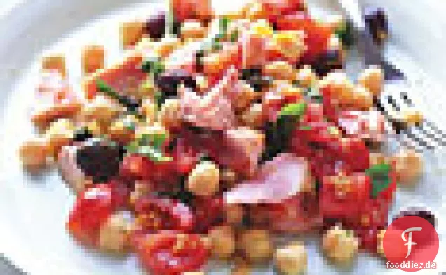Frischer Lachssalat mit Kichererbsen und Tomaten