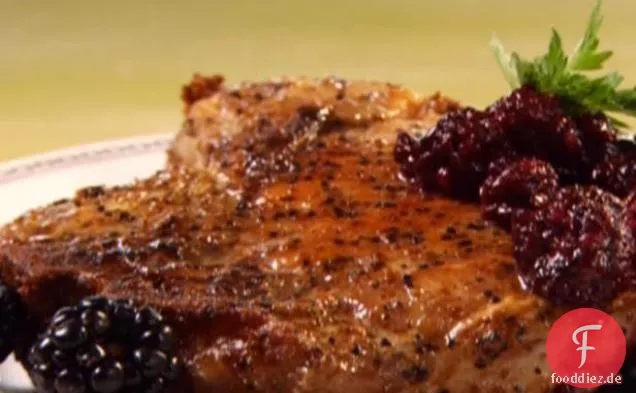 Gebratene Schweinekoteletts und Brombeeren