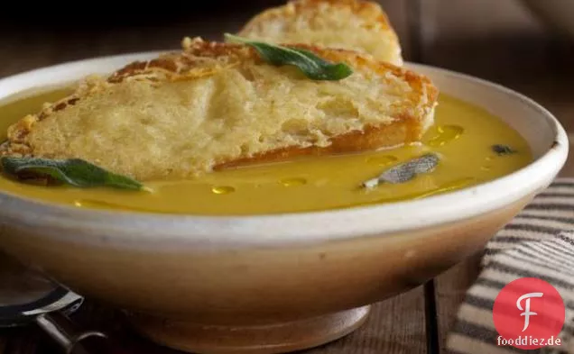 Hervorragende Kürbissuppe mit den besten Parmesan-Croutons