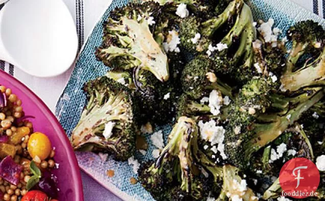 Gegrillter Brokkoli mit Chipotle-Limettenbutter und Queso Fresco