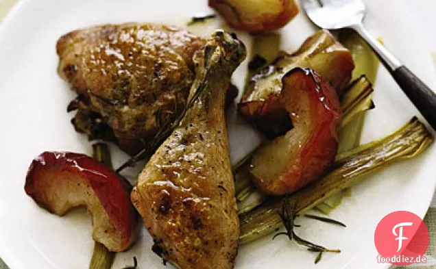 Gebratenes Huhn, Äpfel und Lauch