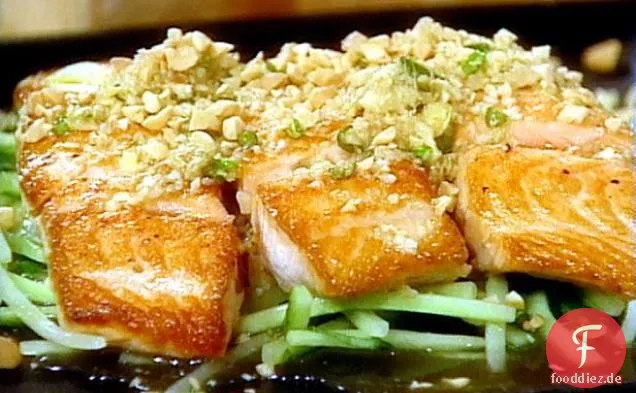 Gebratener Lachs mit Ingwer-Limetten-Sauce und Erdnüssen