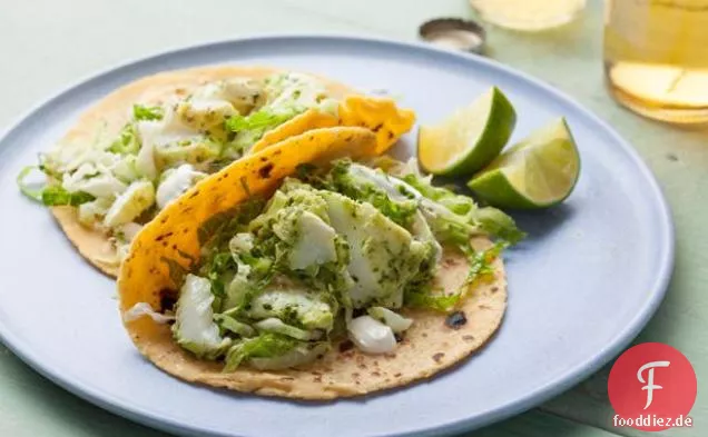 Heilbutt Fisch-Tacos mit Koriander-wirsing-Salat