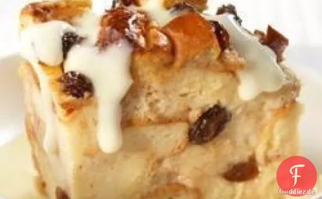 Zimt-Rosinen-Brot-Pudding mit Vanille-Joghurt-Sauce