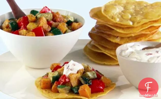 Geröstete Gemüse-Tostadas mit Chipotle-Creme