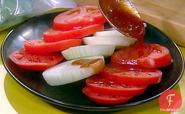 Tomaten-Vidalia-Zwiebelsalat mit Steaksauce-Dressing