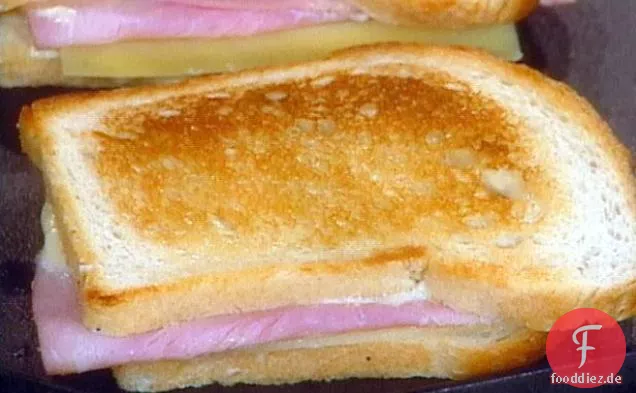 Croque Monsieurs a la Rachelle Meine Sicht auf Französisch gegrillten Käse und Schinken sammys