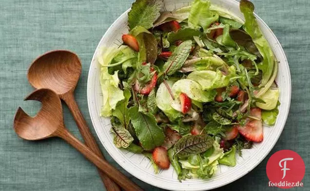 Grüner Salat mit Erdbeer-Balsamico-Vinaigrette